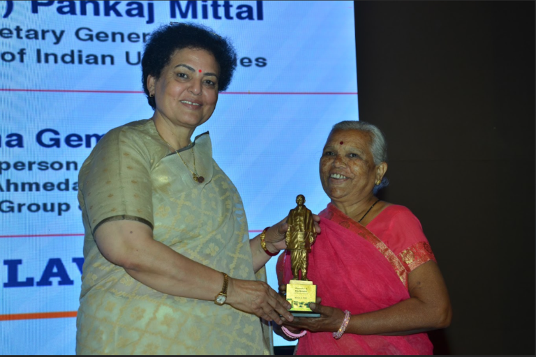 Weaver Maheshwar receiving Award